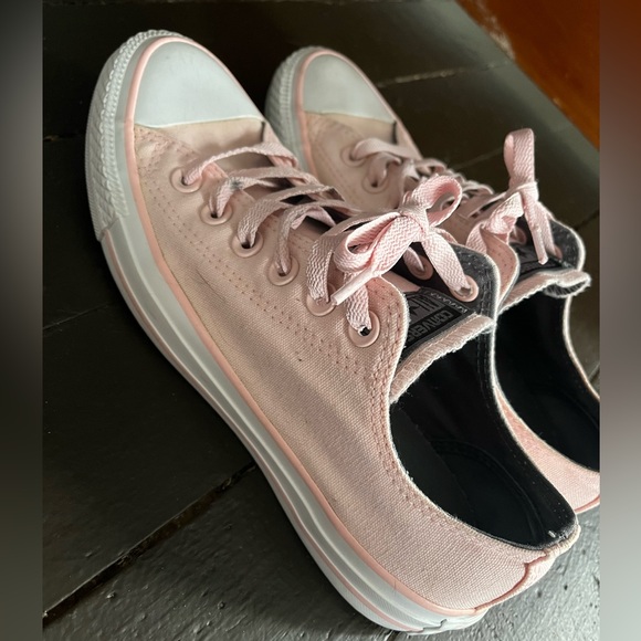 pink converse - Picture 4 of 6
